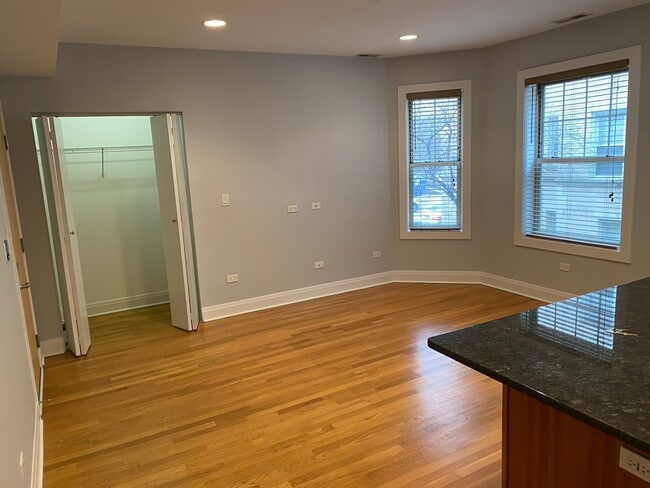 Building Photo - 1450 W Thorndale Ave