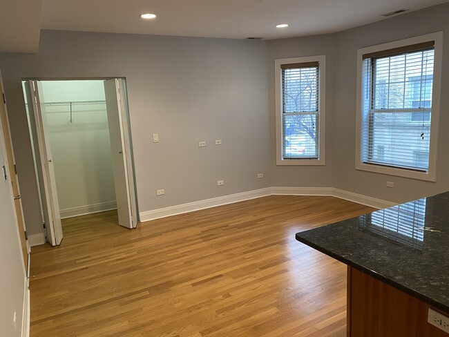 Building Photo - 1452 W Thorndale Ave