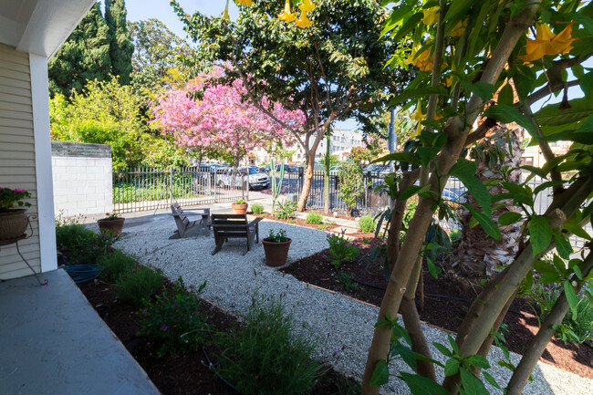 Building Photo - 321 Heliotrope Dr