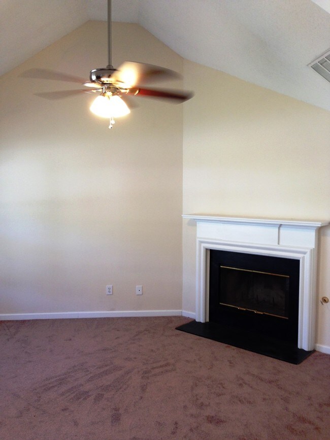 Building Photo - 512 Creekview Overlook