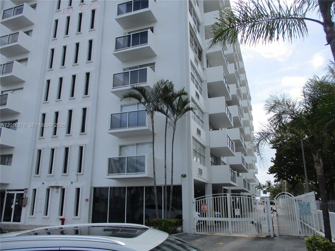Building Photo - 5313 Collins Ave