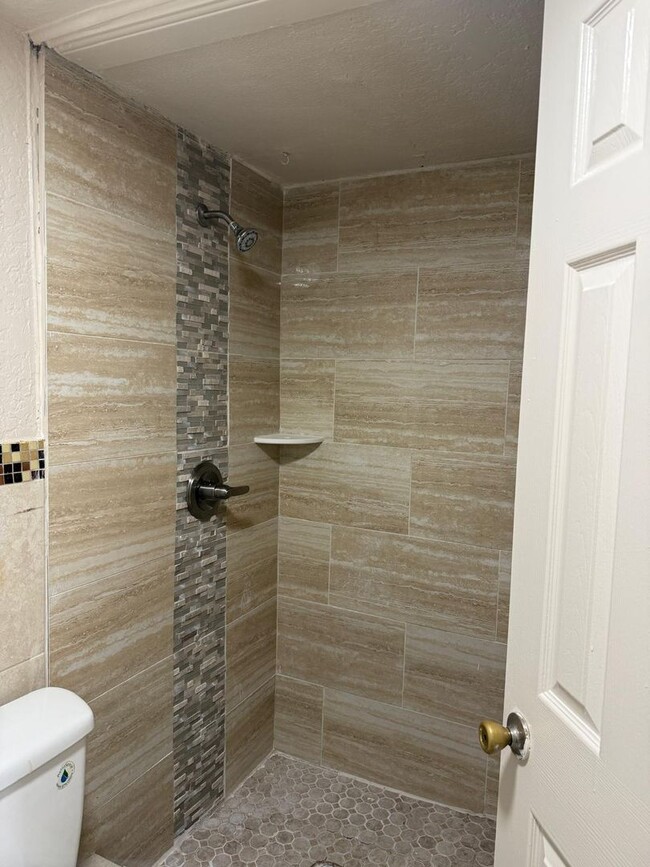 Foto del edificio - 4570 Transport Rd