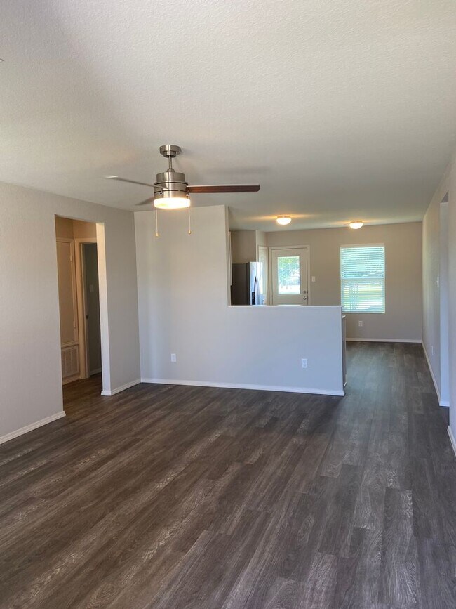 Foto del edificio - *Pre-leasing* Three Bedroom | Two Bath Home in Conrad Court