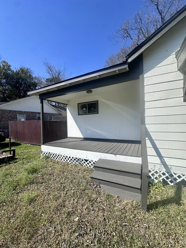 Building Photo - 3835 Sherwood St