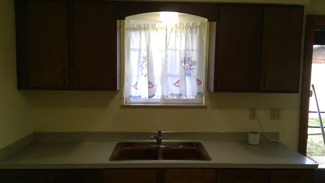 kitchen sink and nice cabinets - 302 Southpark Dr