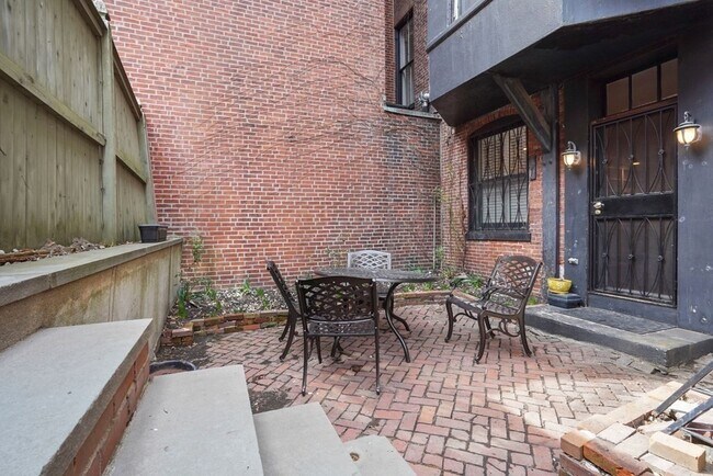 Building Photo - 295 Marlborough St