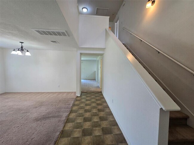 Building Photo - 2021 Rim Rock Dr