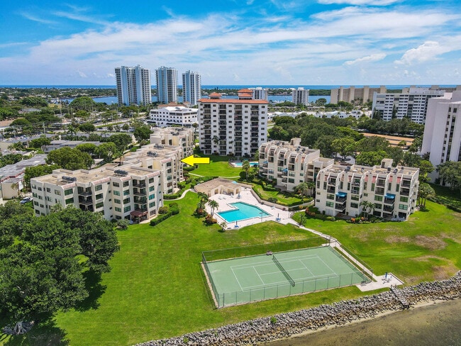 Foto del edificio - 372 Golfview Rd