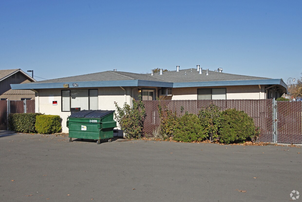 Primary Photo - 3547 Myrtle Ave