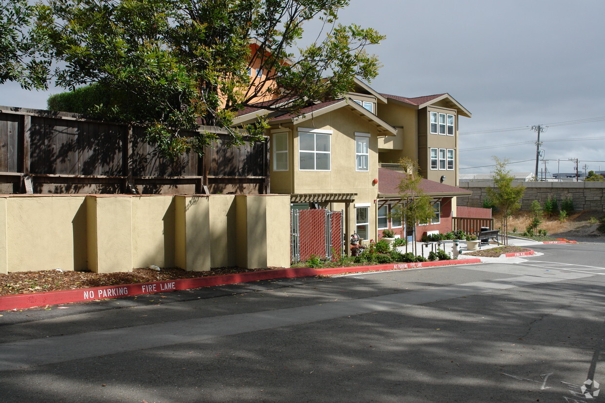 Primary Photo - Belmont Apartments