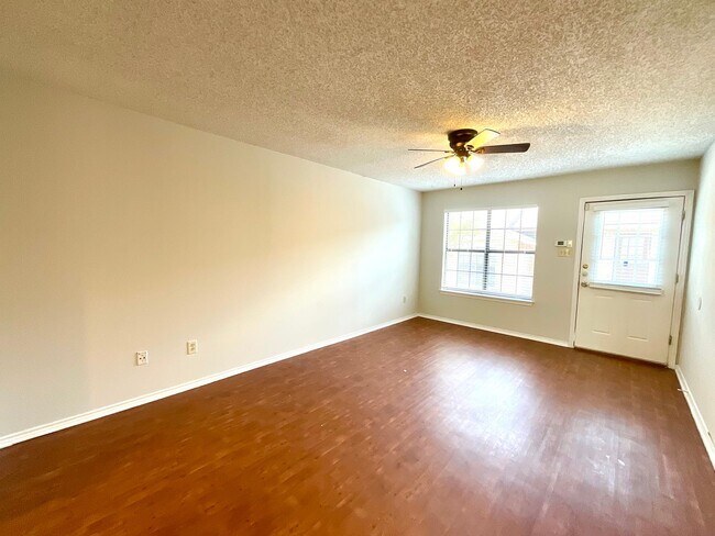 Foto del edificio - **APPLICATION RECEIVED** **MOVE IN SPECIAL!!** Spacious 2 Bedroom / 2 Bath Unit!