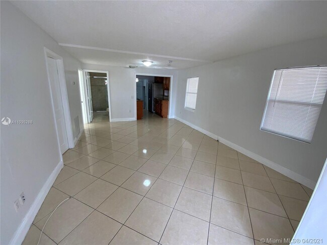 Building Photo - 466 E 40th St