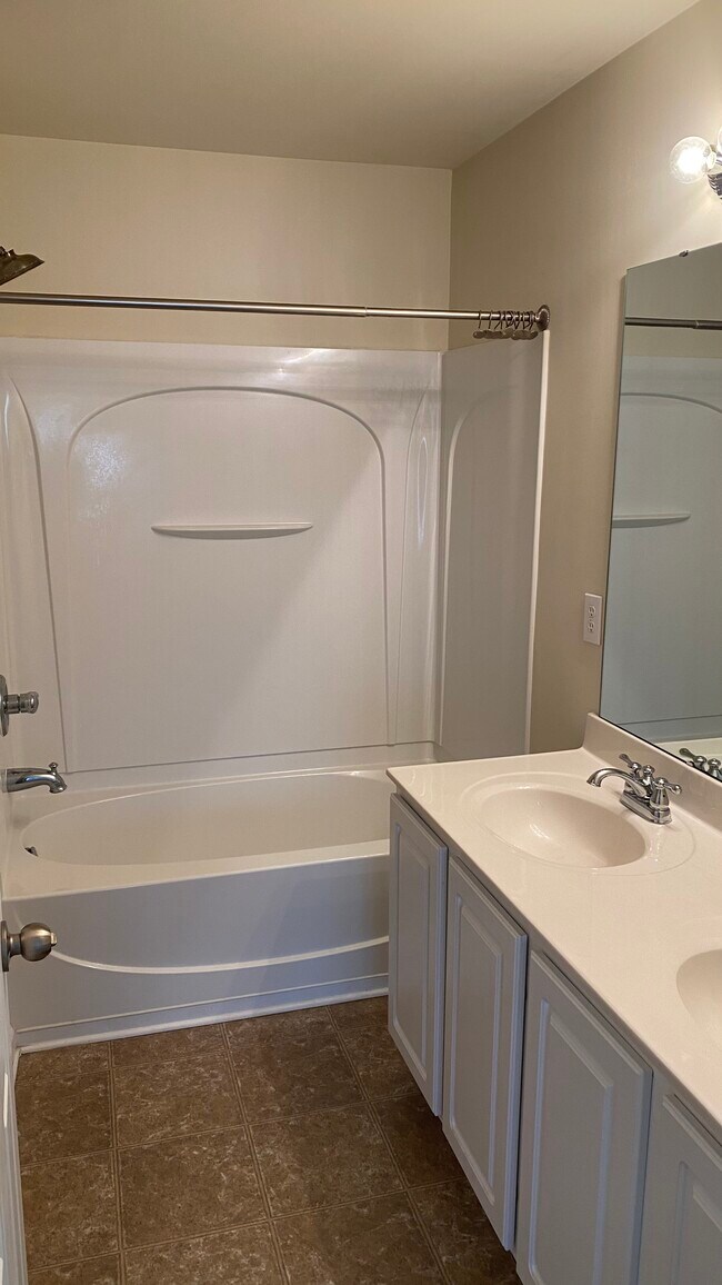 Foto del edificio - 107 Fargale Ln