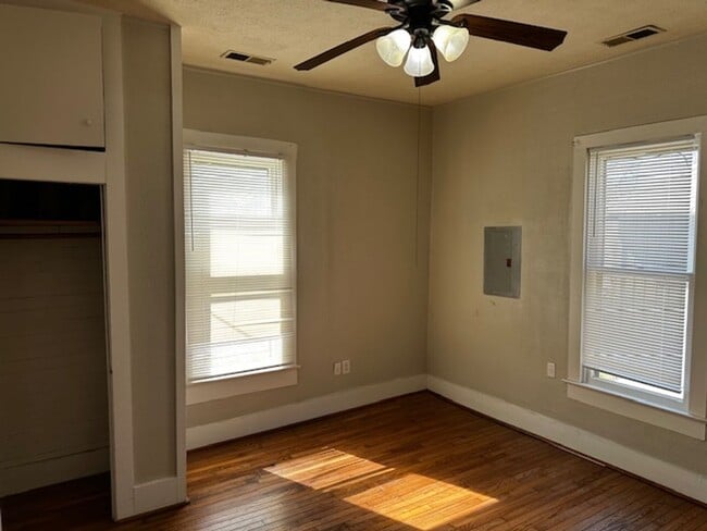 Building Photo - Three bed one bath home in central Springfield