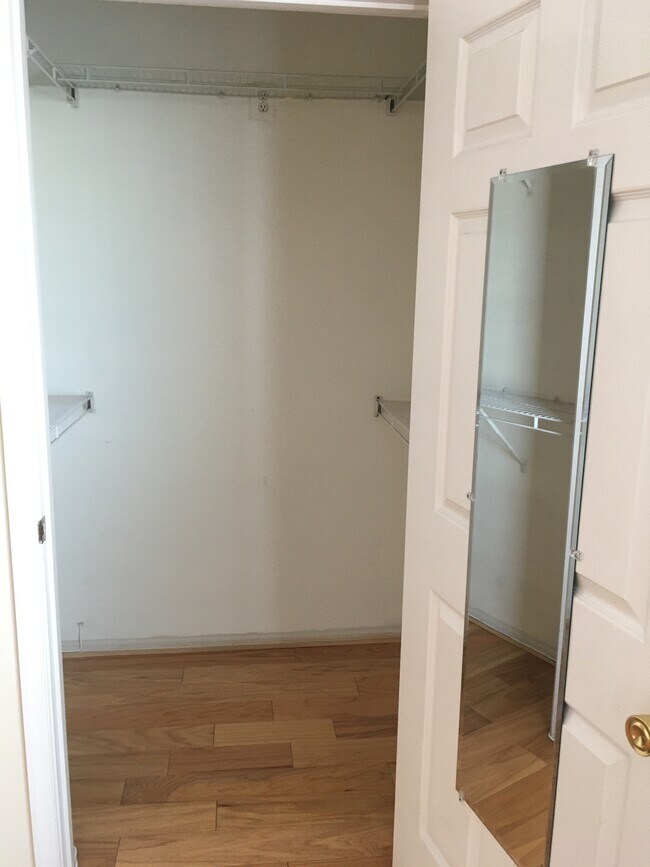 vestidor del segundo dormitorio - 1591 Spring Gate Dr