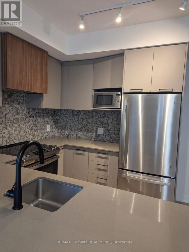 Building Photo - 10 Lagerfeld Dr