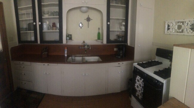 Building Photo - FURNISHED 2 BED 1 BATH