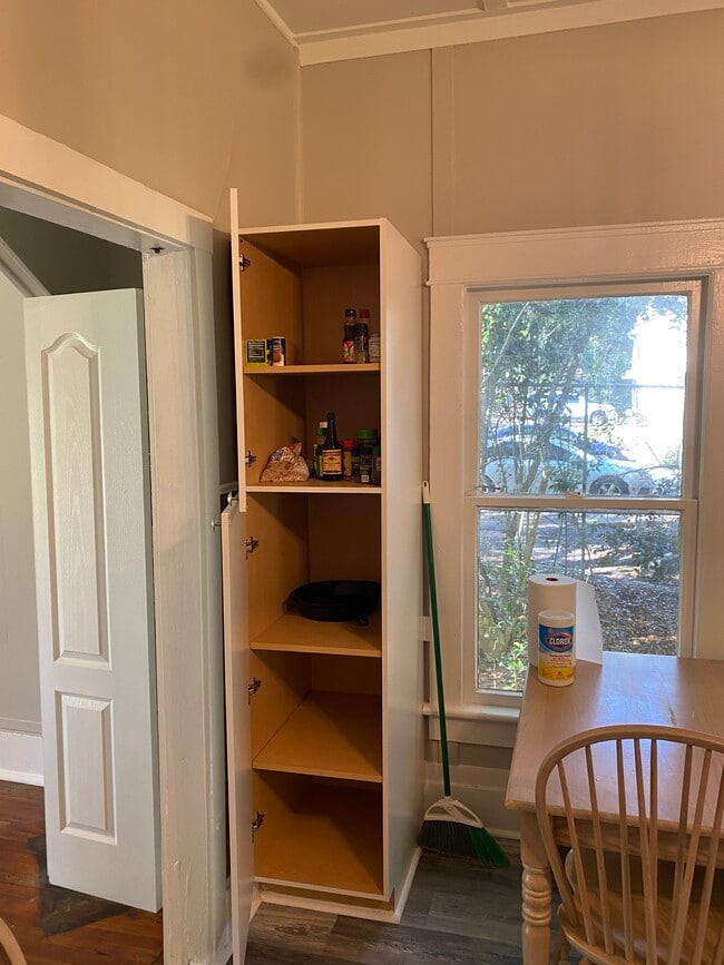 Kitchen pantry - 817 Richmond St
