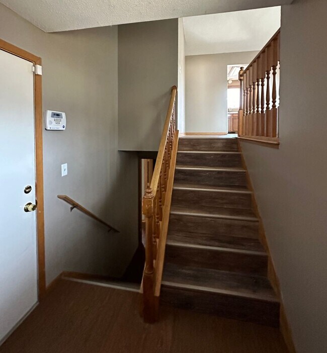 Foto del edificio - NE House for Rent 4 bedroom 2 full bathroom fenced in yard 2 Car attached garage.