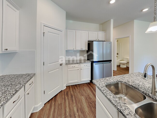 Foto del edificio - 4607 Reisswood Lp