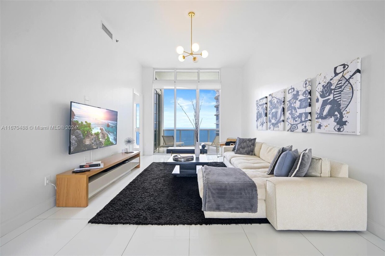 Foto principal - 15811 Collins Ave