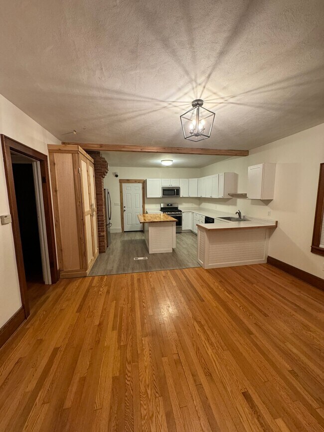 Building Photo - 554-556 Whittier Ave