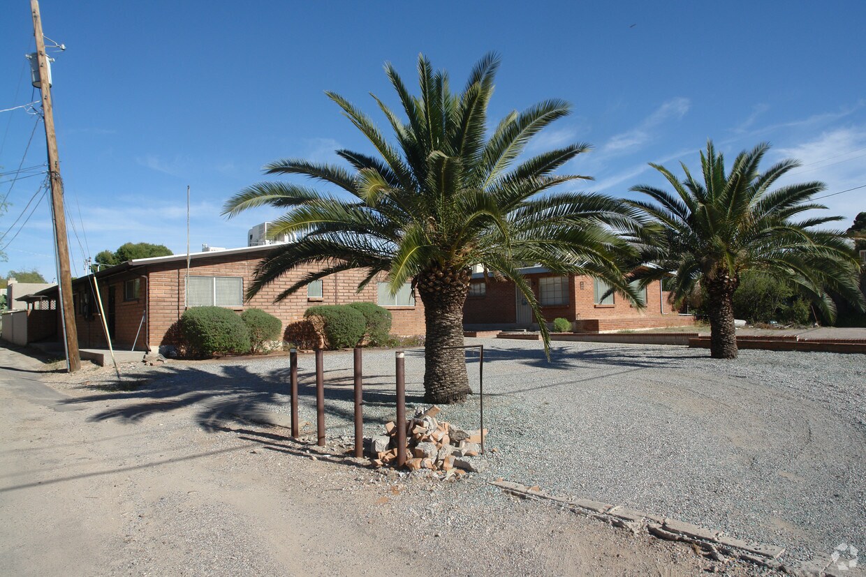 Foto del edificio - 224-230 N Campbell Ave