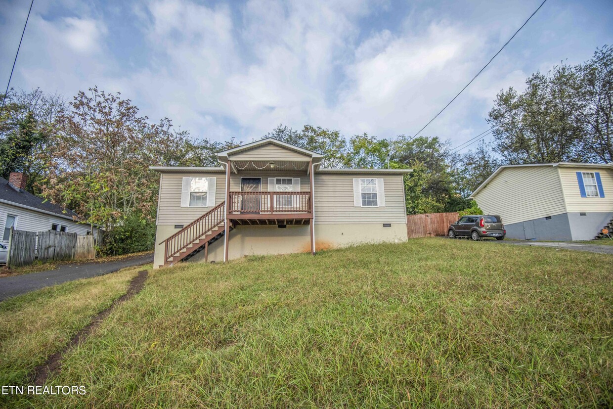 Primary Photo - 1321 Baker Ave