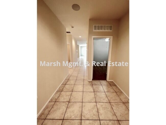Foto del edificio - Beautiful formal model home with 4 bedrooms, 2 baths &amp; 3 car garage!