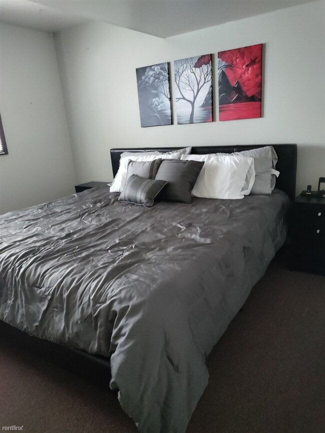 2 br, 1 bath Duplex 4912 Center Ave Townhome Rentals in Lisle IL