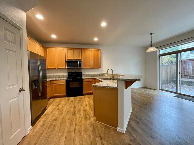 Building Photo - Traditional Beaverton 4 Bed 2.5 Bath House...