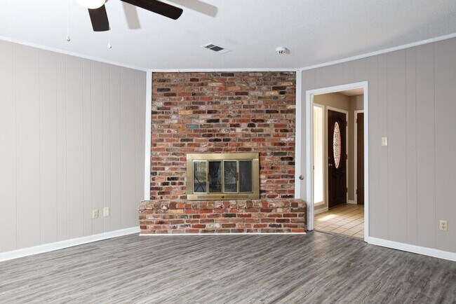 Building Photo - Carriage Hills