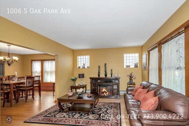 Building Photo - Oak Park 5 bed 3 bath home w/ 2 car garage...