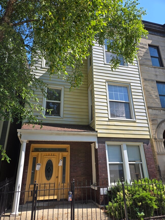 Building Photo - 1038 W Roscoe St