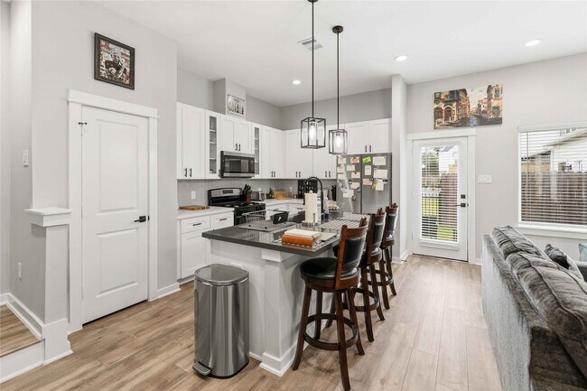 Foto del edificio - 417 Stonework Garden Ln