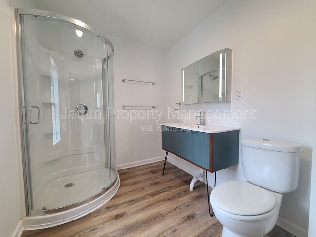 Foto del edificio - 556 Broadway St