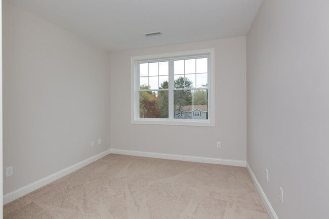 Building Photo - 70 Fordway Ext