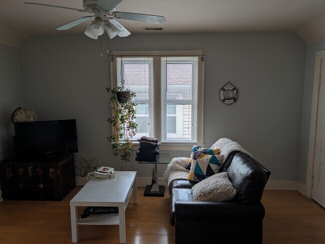 Sala de estar - 517 E Burleigh St