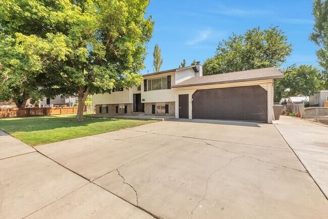 Foto del edificio - Remodeled 6 beds, 2 car garage!!