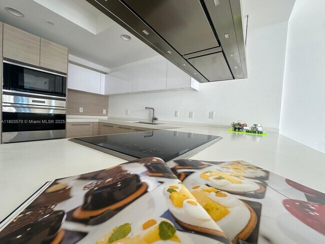 Building Photo - 17301 Biscayne Blvd
