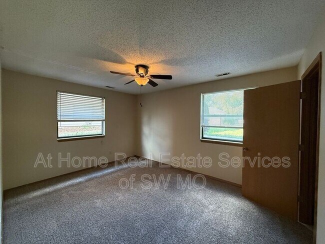 Building Photo - 2856 S Rogers Ave