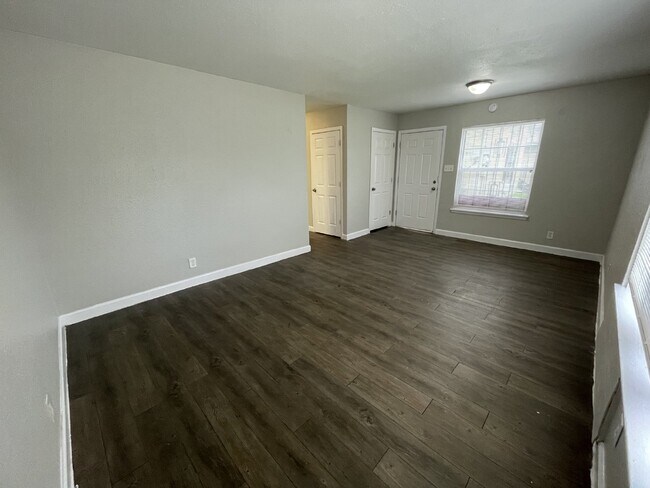 Foto del edificio - Two bedroom, 1 bathroom apartment