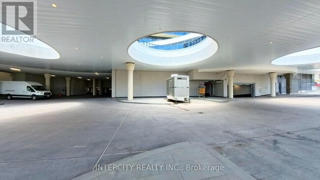 Building Photo - 5105-5105 Hurontario St