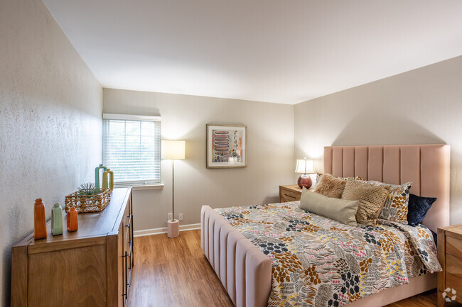 2BR, 1.5BA - Parthenon - 1310SF - Secondary Bedroom - 865 Bellevue