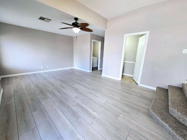Foto del edificio - "Spacious 3-Bed Oasis with 2.5 Baths on Funston Way, Las Vegas - 2,264 Sq. Ft. of Comfort!"