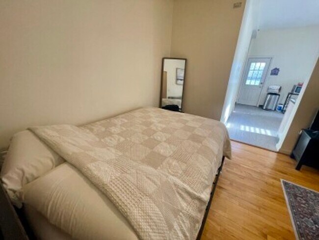 Foto del edificio - Spacious, Renovated Brighton Studio on Che...