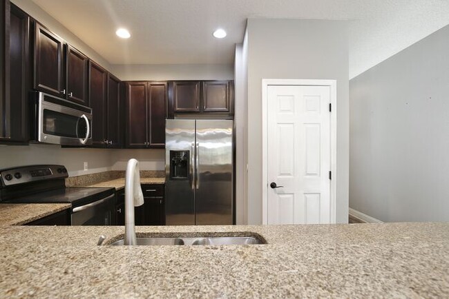 Foto del edificio - Lovely 3/2.5 Spacious Townhome with a 2 Ca...