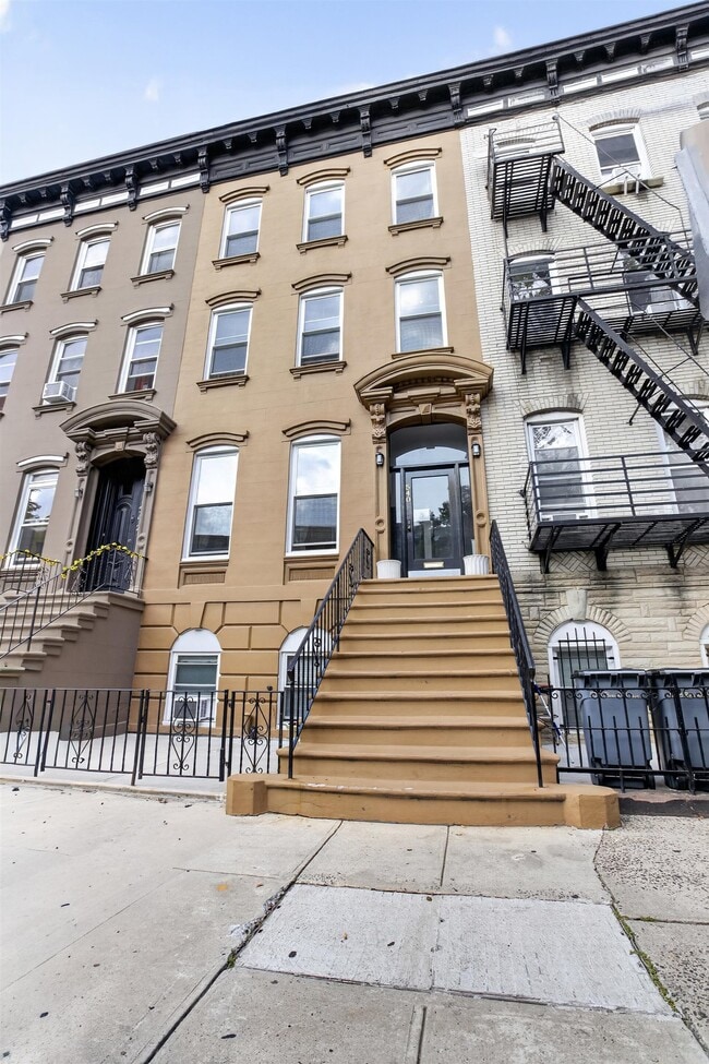 Building Photo - 540 Bramhall Ave