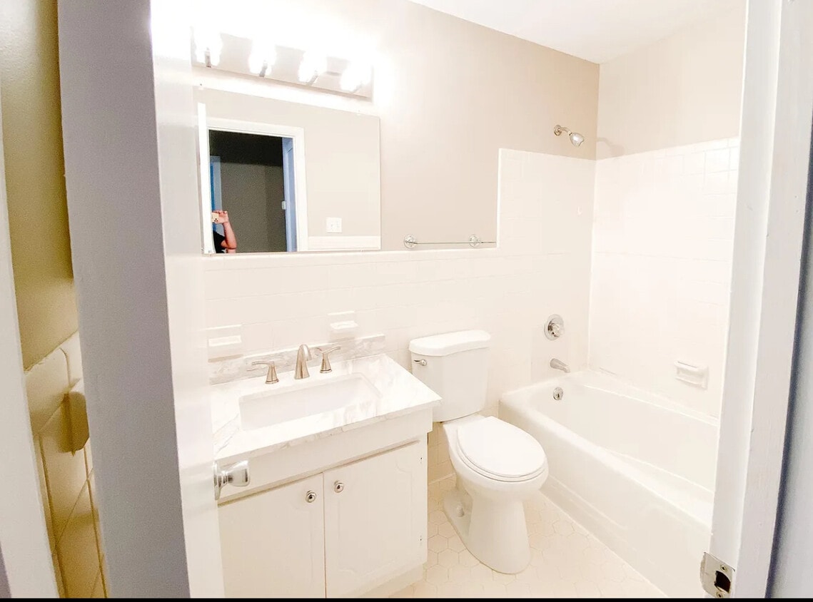 Foto principal - 230 E Haines St