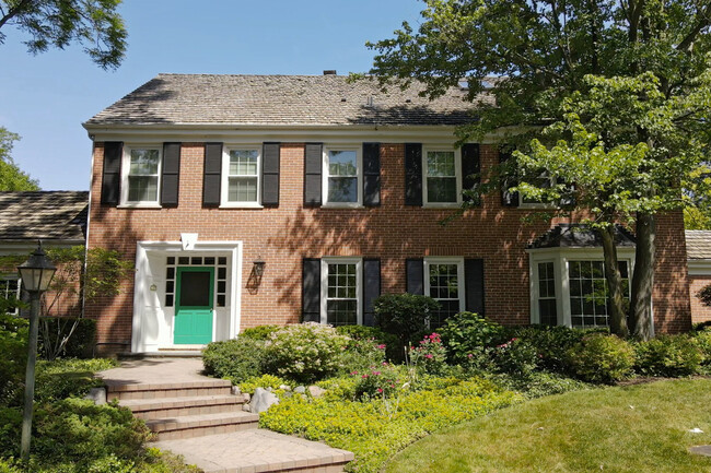 Building Photo - 209 N Green Bay Rd